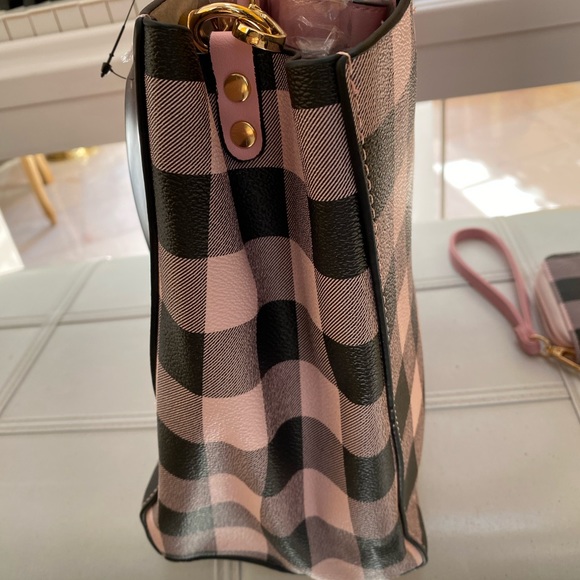 Pink tote bag and wristlet MKF mia collection 2 pc.